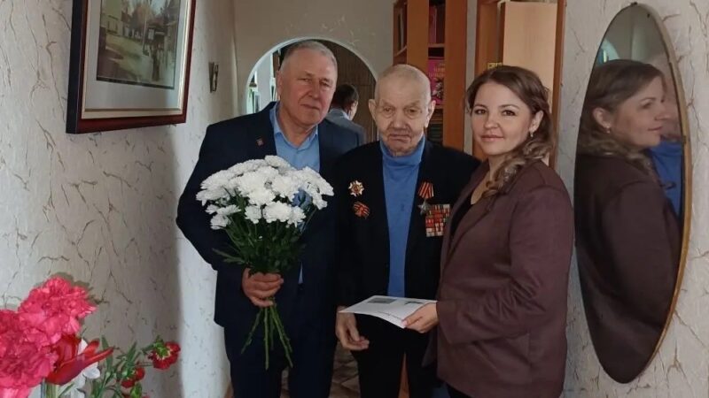 Партийцы поздравили ветерана ВОВ Николая Филипповича Скворцова с Днем рождения