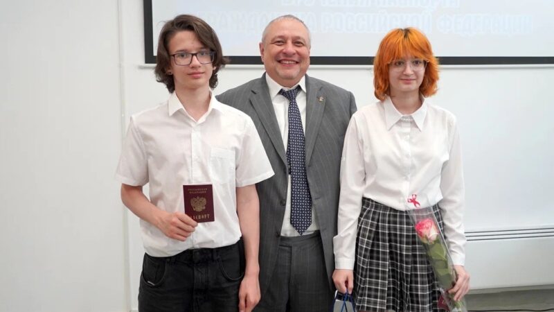 Александр Горбылёв вручил юным ружанам первые паспорта
