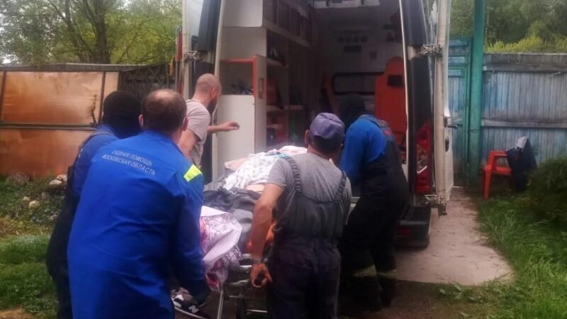 В Рузском округе специалисты ГКУ МО «Мособлпожспас» помогли медикам госпитализировать грузного мужчину