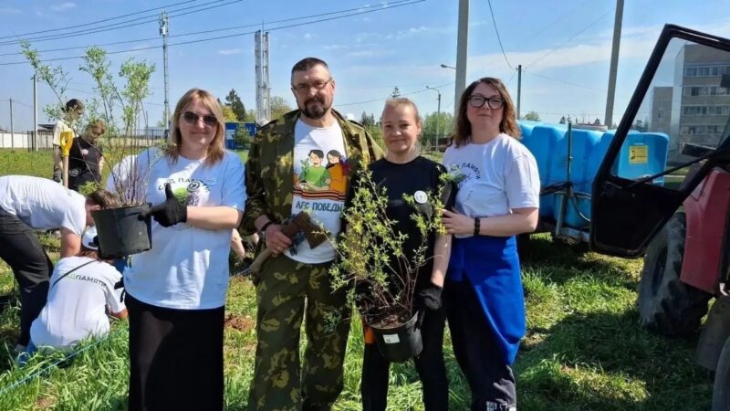«Единая Россия» приняла участие в экологической акции «Сад Памяти»  