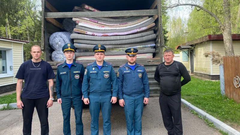 Сотрудники МЧС отправили гуманитарную помощь бойцам СВО