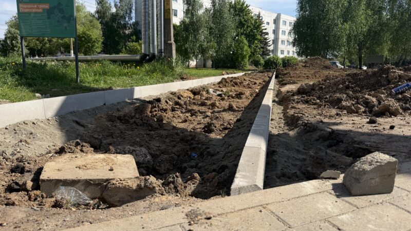 На улице Попова в Колюбакино укладывают пешеходные дорожки по программе «Народные тропы»