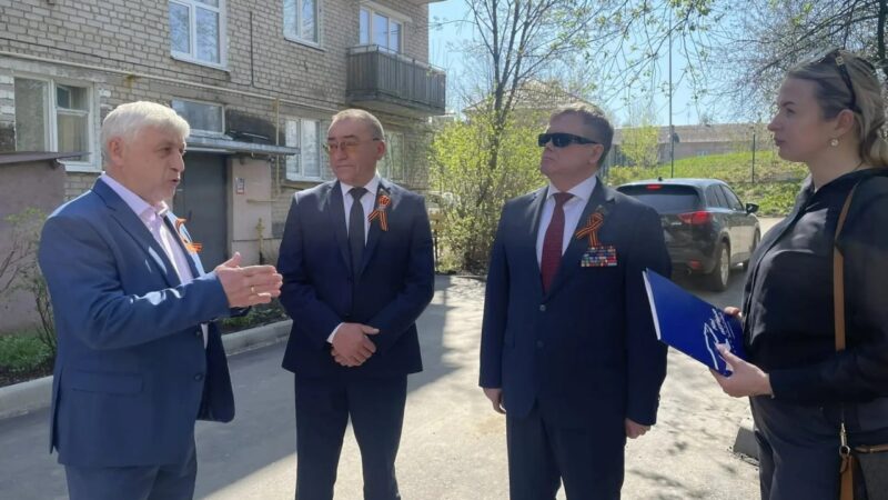 «Единая Россия» проверила ход работ по благоустройству дворовой территории в Тучково