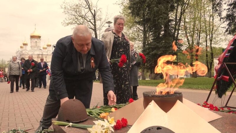 На площади Партизан в Рузе возложили цветы к Вечному огню