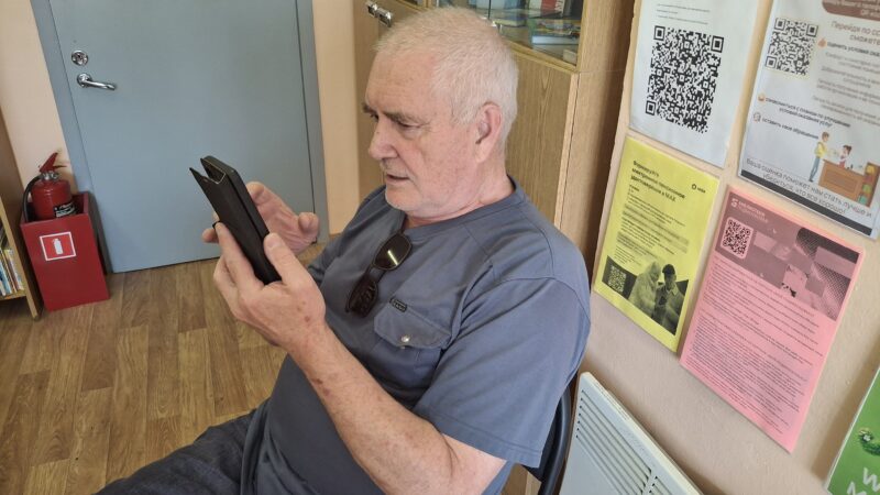 Нестеровские пенсионеры повышают цифровую грамотность в библиотеке