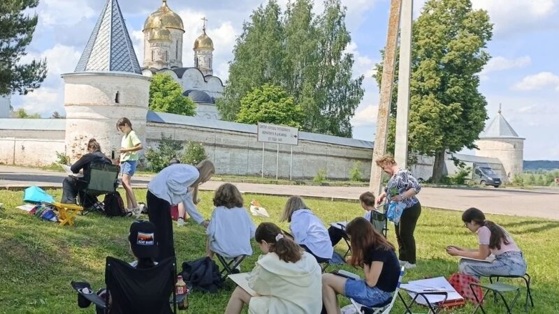 Юные художники ДШИ рисовали Лужецкий монастырь