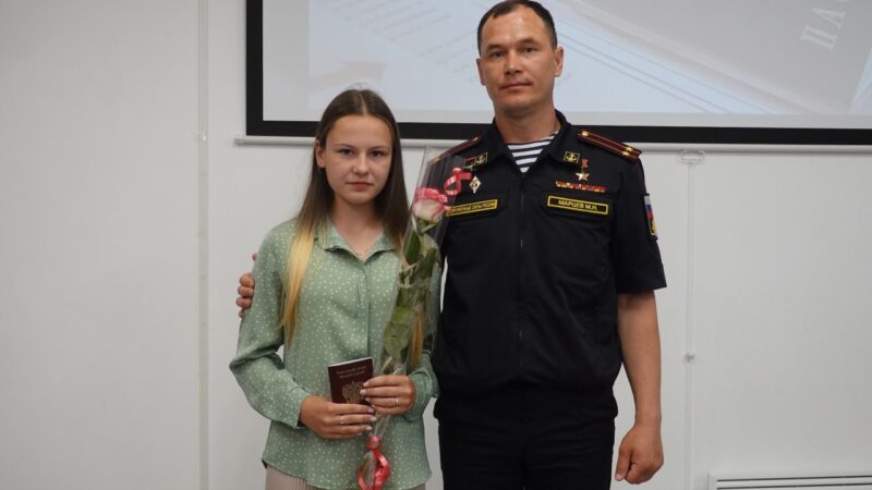 Герой России вручил паспорта 14-летним ружанам