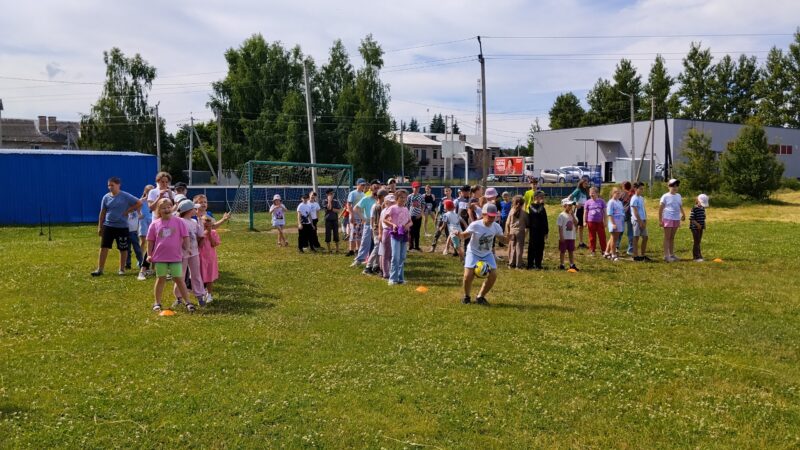 Юные сытьковчане играли в дворовые игры