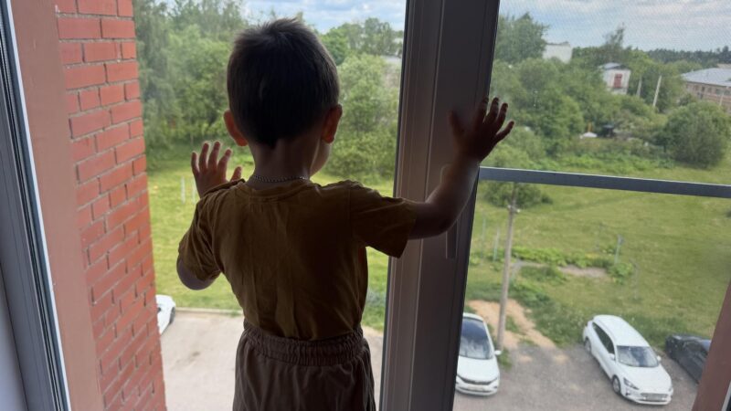 Окна и водоёмы: родителям рассказали, как уберечь ребёнка летом