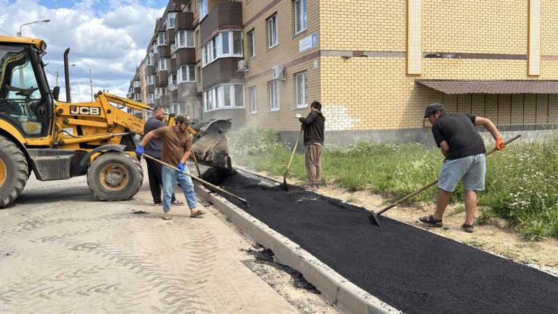 В Тучкове завершается программа «Народные тропы»: асфальт укладывают на последнем участке 