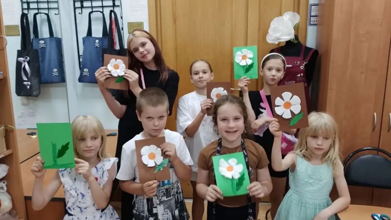 Юные тучковцы мастерили открытку с теплыми пожеланиями