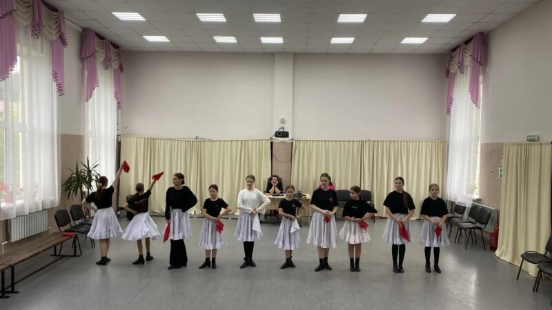 Участники ансамбля «Виктория» изучали технику народного танца