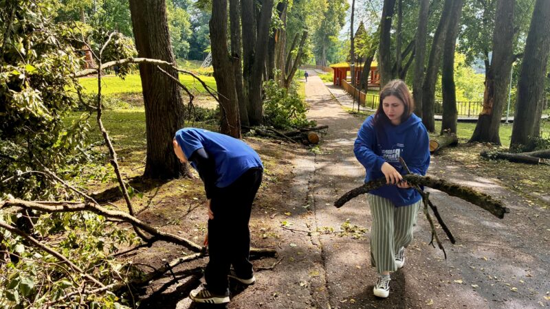 Молодогвардейцы приводили в порядок парк «Городок»