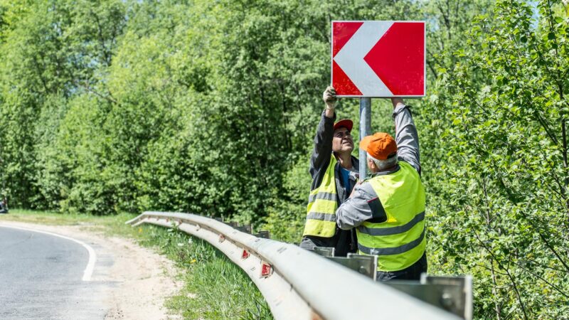 В 10 округах Подмосковья отремонтировали дорожные знаки