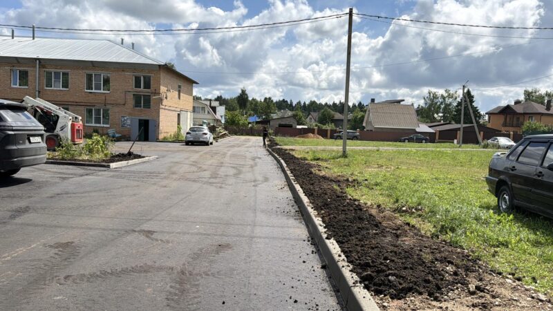 В Нововолкове закончили обустраивать дворы: асфальт и парковочная разметка готовы