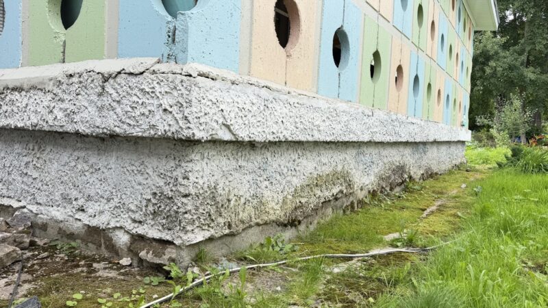 На Профессиональной улице в Рузе обновляют отмостку у детского сада
