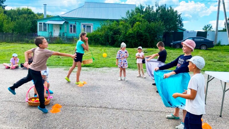 В Горбово для детей устроили веселые дворовые игры