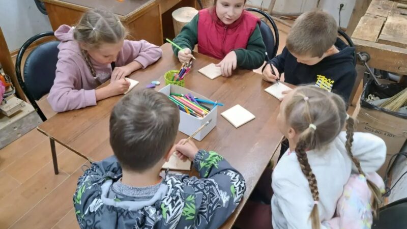 Юные тучковцы изображали забавные сюжеты из жизни гусенка