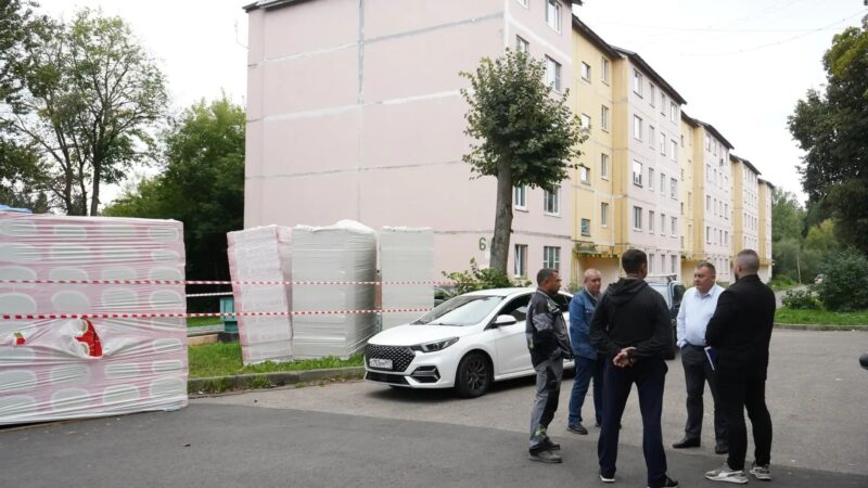 В Кожино проинспектировали ремонт кровли жилого дома
