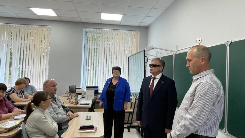 Единороссы вручили награды учителям Дороховской школы