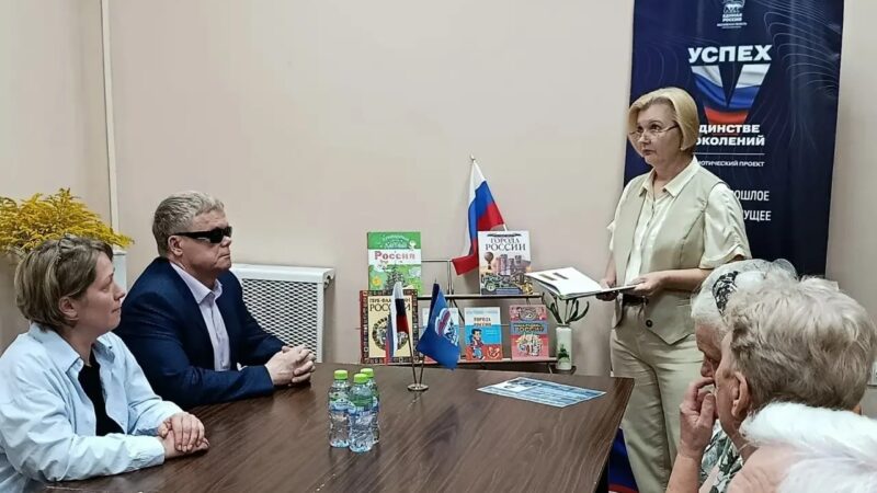 В Колюбакинской библиотеке обсудили значение Государственного флага России