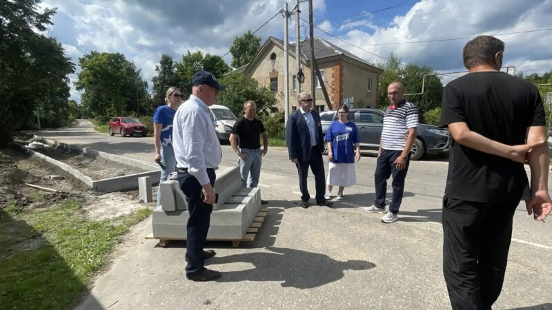 Единороссы проинспектировали строительство нового тротуара в Дорохово