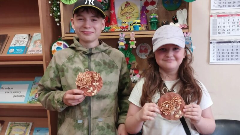 В Орешковской библиотеке прошел мастер-класс «Цветы»