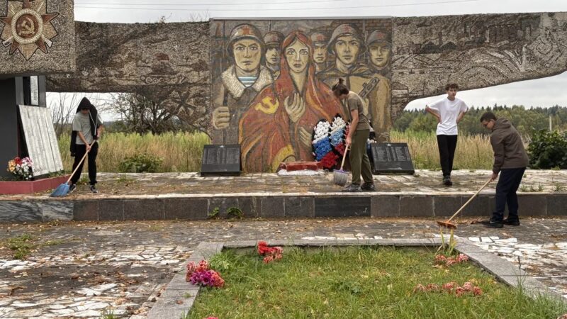 Нововолковские школьники навели чистоту на территории мемориала