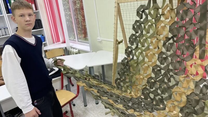 Нестеровские лицеисты изготавливают маскировочные сети