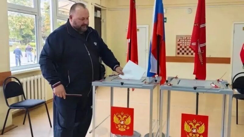 Владимир Бурмистенков, Игорь Акимов и Александр Слуцкий проголосовали на своих избирательных участках