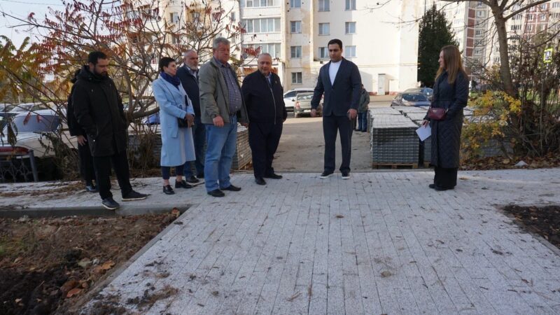 В Рузе продолжается масштабное благоустройство сквера на Федеративной улице