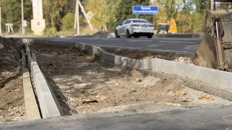 В Тучкове на улице Восточной ставят остановки и делают тротуары