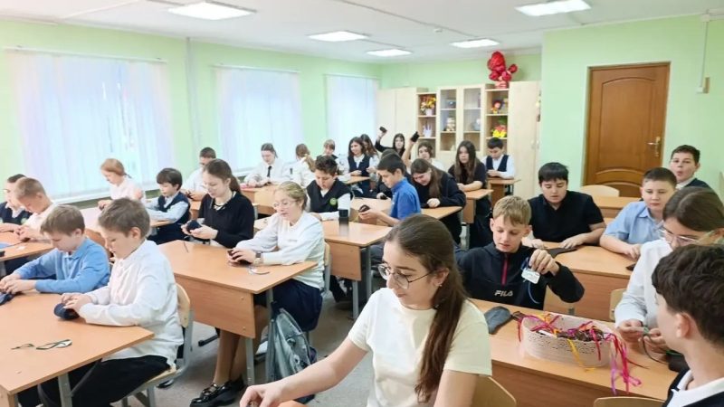 Частичка домашнего уюта: 6 «Б» класс СОШ № 3 Рузы готовит подарки для бойцов ко Дню народного единства