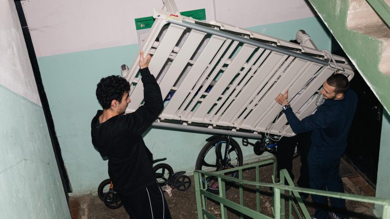 Волонтёры Рузской школы № 2 помогли семье Лени Полянского: в квартиру доставили и собрали функциональную кровать
