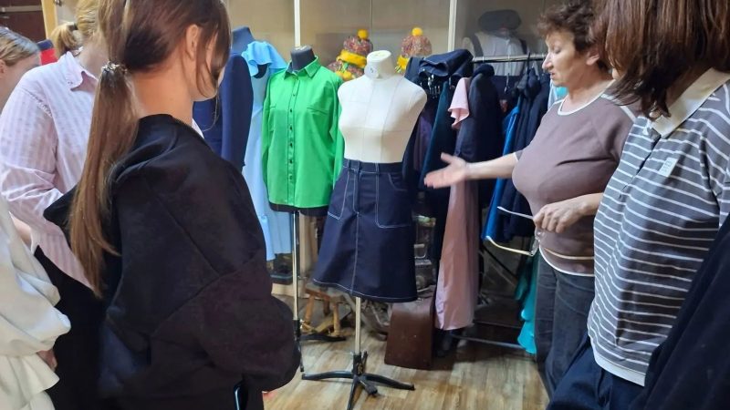 Профориентация в действии: ученицы 7‑х классов СОШ № 2 Рузы познакомились с портновским делом в Можайском техникуме