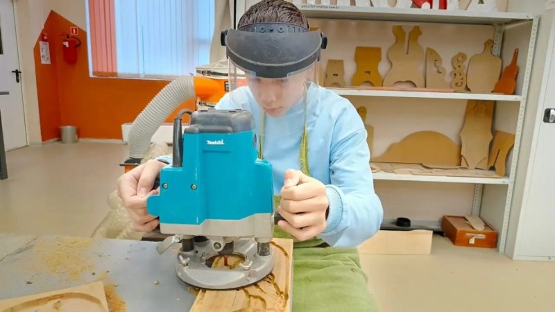 Урок труда в 7‑А и 7‑Б классах Тучковской СОШ № 1: осваиваем работу с электрическим фрезером