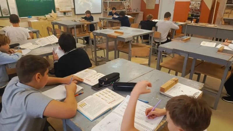 Урок труда в 6 «В» классе Тучковской СОШ № 1: осваиваем резьбу по дереву