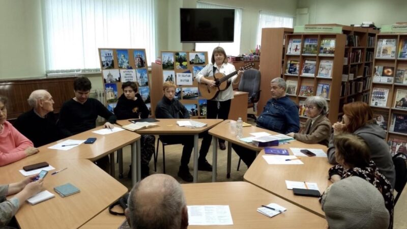 Юлия Юсупова в свои 94 года учит любить поэзию: литературный клуб готовит встречу поколений