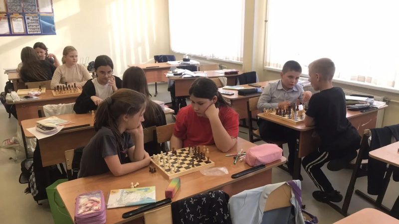 В СОШ № 2 (Покровское) прошёл шахматный кружок: ребята постигают теорию дебютов