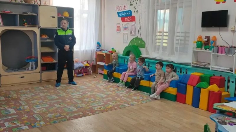 Профилактика на дороге: инспектор ГИБДД провёл беседу с учениками СОШ № 3 Рузы